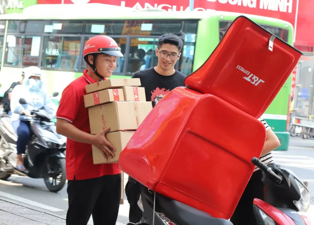 Thời điểm Tết Nguyên đán, khách hàng nên giữ thái độ bình tĩnh, ứng xử văn minh và thể hiện sự thấu hiểu đối với các shipper. Ảnh: J&T