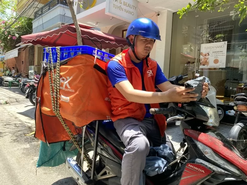 Tết Nguyên đán là thời điểm nhiều tài xế, shipper phải chịu áp lực nặng nề. Ảnh minh họa