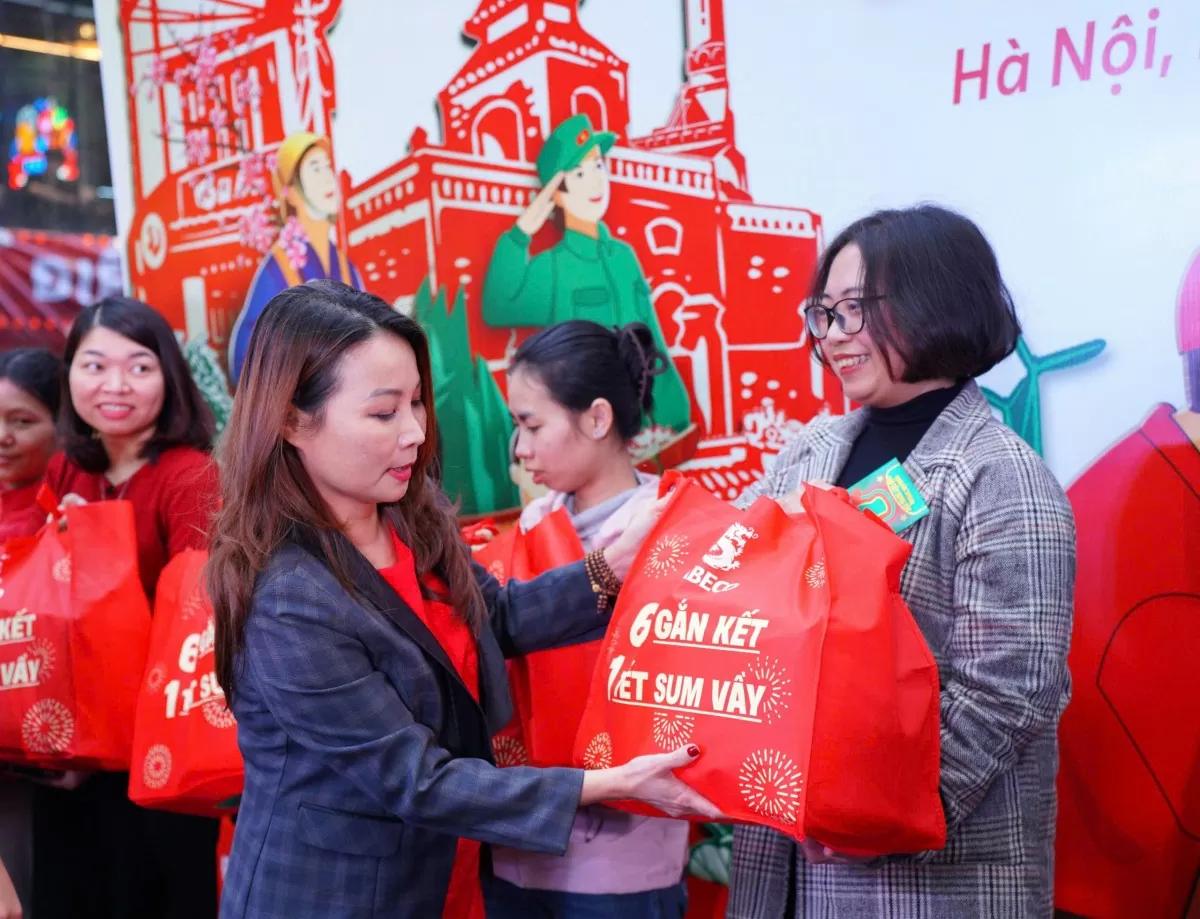Ngoài việc chúc Tết trao quà, SABECO cũng phối hợp cùng chính quyền địa phương ở các tỉnh Phú Yên, Đắk Nông, Quảng Nam, Cà Mau, TP Hồ Chí Minh và Hà Nội để tổ chức các hoạt động vui chơi giải trí mang đậm không khí Tết. Một điểm nhấn của các sự kiện này là khu vực trải nghiệm “Chạm lộc đầu năm”, nơi người tham dự có thể nhận ngay quà tặng và lời chúc Tết từ SABECO khi tương tác với màn hình cảm ứng để đón chào năm mới và chia sẻ qua các nền tảng mạng xã hội, giúp lan tỏa niềm vui Tết đến mọi người ở mọi miền đất nước.