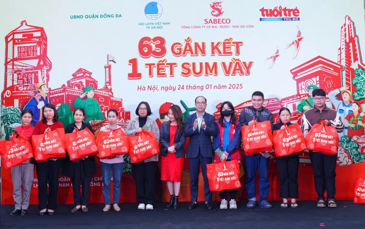 Bà Đinh Nguyễn Thị Hường - Giám đốc Truyền thông Doanh nghiệp Tổng công ty Cổ phần Bia - Rượu - Nước giải khát Sài Gòn (SABECO) cùng nhà báo Nguyễn Mạnh Hưng - Tổng Biên tập báo Tuổi trẻ Thủ đô trao quà cho người lao động tại chương trình “63 Gắn kết- 1 Tết Sum vầy”