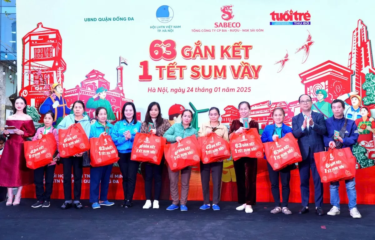 Nhà báo Nguyễn Mạnh Hưng - Tổng Biên tập báo Tuổi trẻ Thủ đô cùng Bí thư Quận đoàn Đống Đa Nguyễn Thị Thanh Tâm trao quà cho người lao động tại chương trình “63 Gắn kết- 1 Tết Sum vầy”