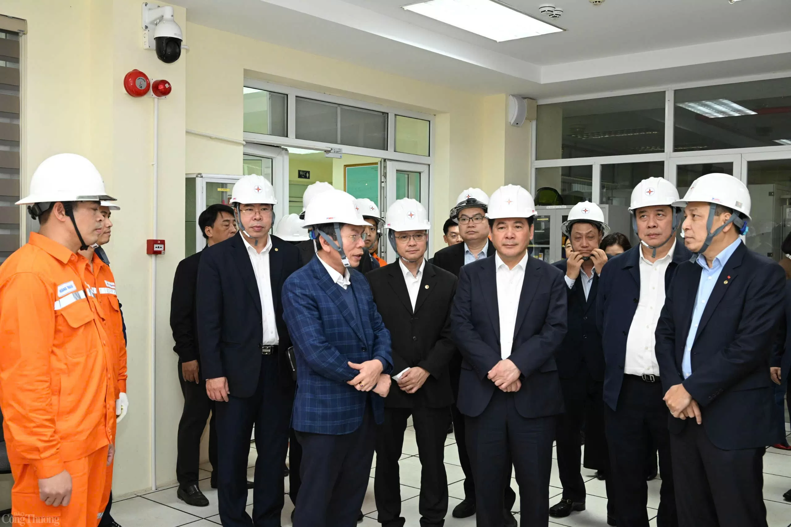 Bộ trưởng Nguyễn Hồng Diên kiểm tra công tác cấp điện Tết