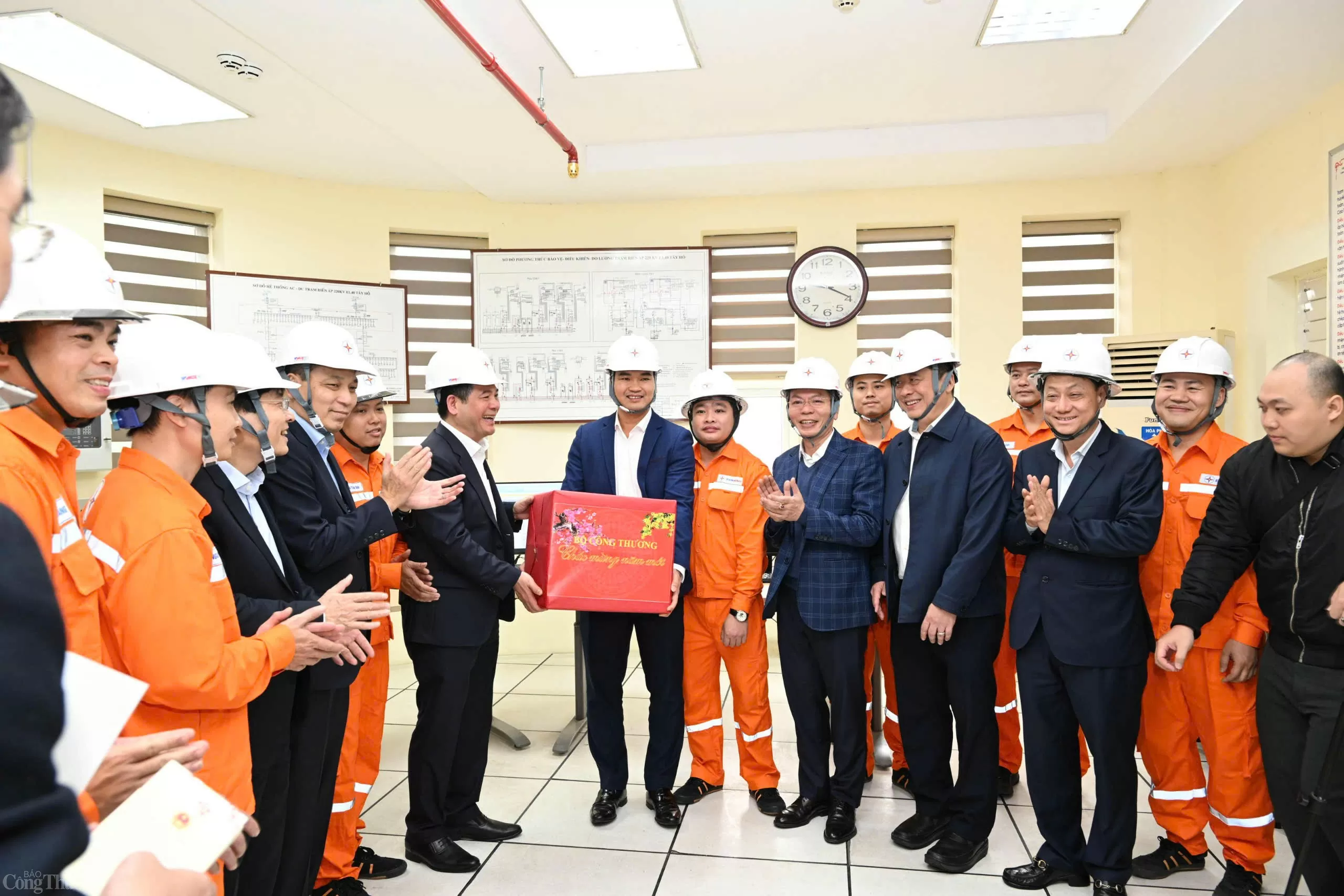 Bộ trưởng Nguyễn Hồng Diên kiểm tra công tác cấp điện Tết