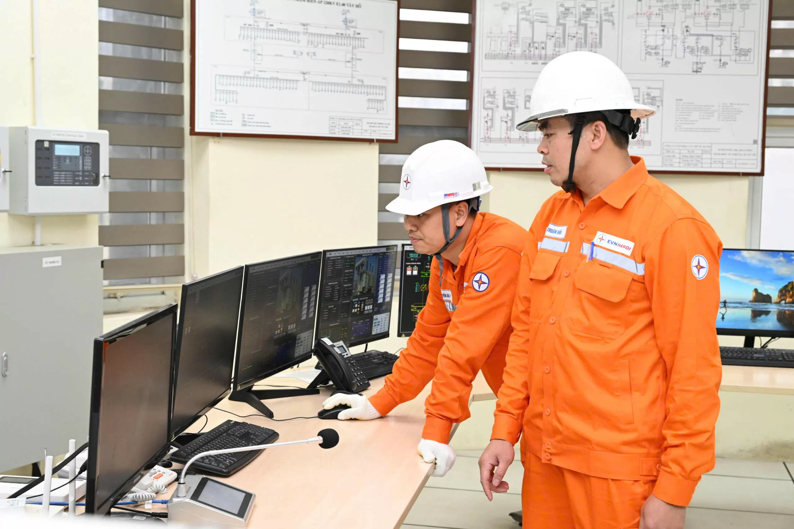 Bộ trưởng Nguyễn Hồng Diên kiểm tra công tác cấp điện Tết