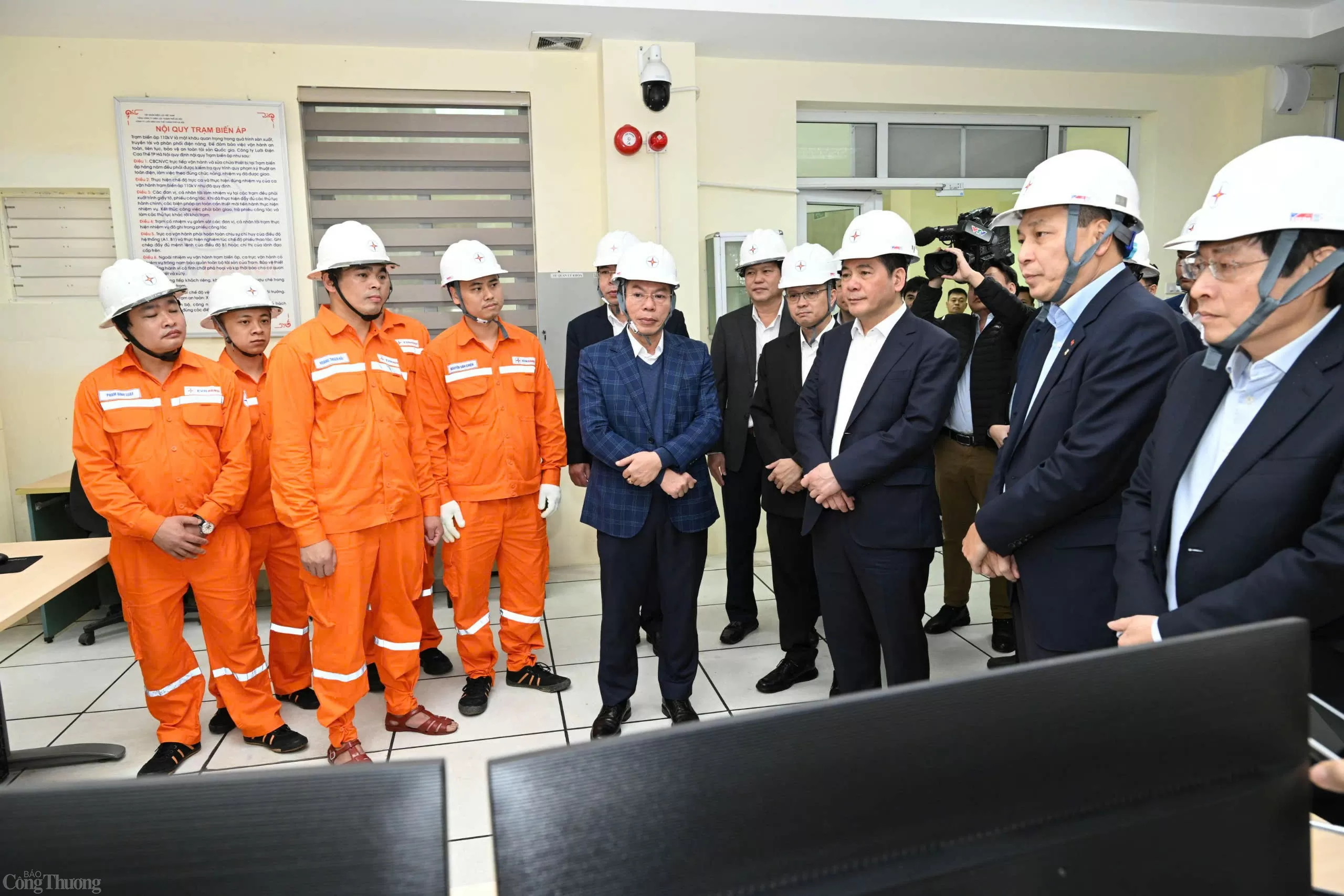 Bộ trưởng Nguyễn Hồng Diên kiểm tra công tác cấp điện Tết