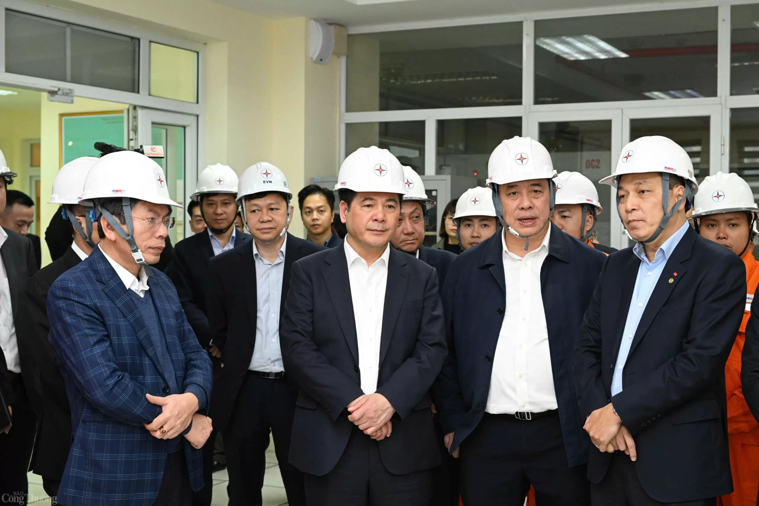 Bộ trưởng Nguyễn Hồng Diên kiểm tra công tác cấp điện Tết