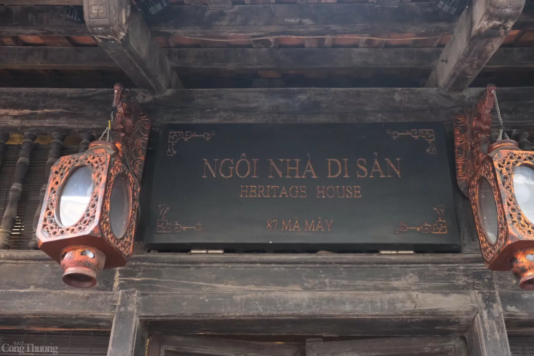 Về ngôi nhà di sản tại 87 Mã Mây, ngôi nhà này được xây dựng vào cuối thế kỷ XIX. Nơi đây đã thay đổi chủ nhiều lần. Năm 1945, một thương gia bán thuốc bắc đã mua lại ngôi nhà. Từ năm 1954 - 1999, từng có 5 gia đình sinh sống tại đây. Ảnh: Lê An Về ngôi nhà di sản tại 87 Mã Mây, ngôi nhà này được xây dựng vào cuối thế kỷ XIX. Nơi đây đã thay đổi chủ nhiều lần. Năm 1945, một thương gia bán thuốc bắc đã mua lại ngôi nhà. Từ năm 1954 - 1999, từng có 5 gia đình sinh sống tại đây. Ảnh: Lê An