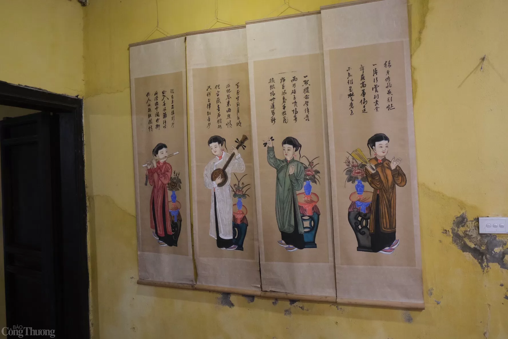 Tranh truyền thống được treo tại gian thờ ngôi nhà cổ. Ảnh: Lê An Tranh truyền thống được treo tại gian thờ ngôi nhà cổ. Ảnh: Lê An