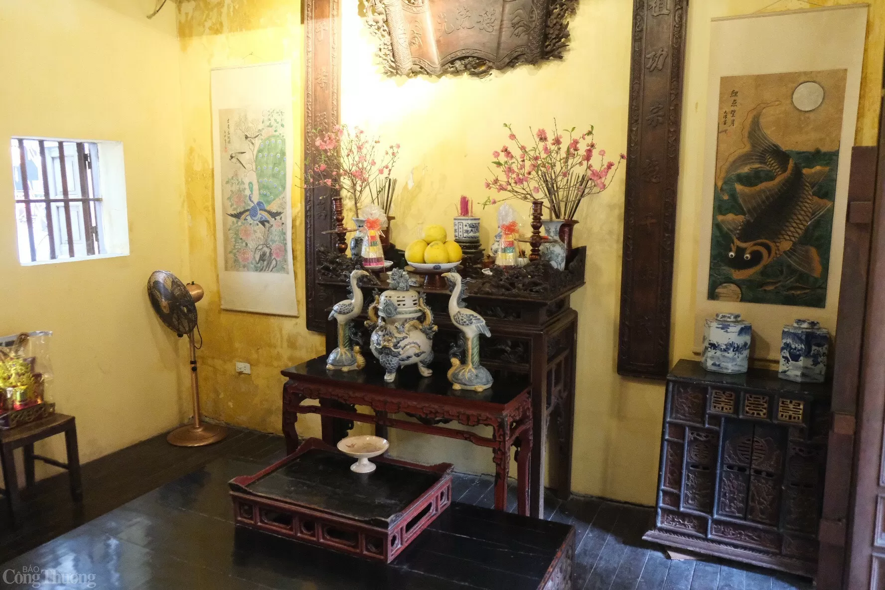 Trên tầng 2 là gian thờ và phòng ngủ. Vào những ngày giáp Tết, bàn thờ sẽ không thể thiếu những cành đào nhỏ. Ảnh: Lê An Trên tầng 2 là gian thờ và phòng ngủ. Vào những ngày giáp Tết, bàn thờ sẽ không thể thiếu những cành đào nhỏ. Ảnh: Lê An