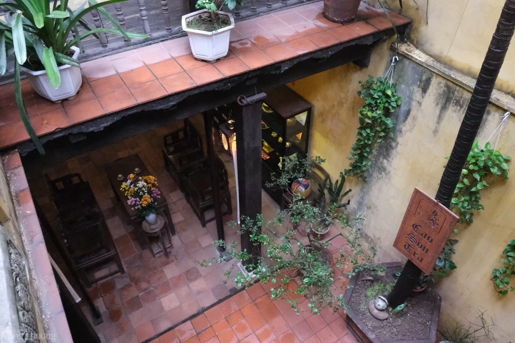 Đối với kiểu nhà cổ xưa, Phía trong có sân trời lấy ánh sáng, nước mưa làm nước sạch sinh hoạt. Tiếp đến là một gian nhà hậu, rồi đến kho hàng và bếp nấu ăn. Các khoảng sân trong tạo độ thông thoáng và ánh sáng tự nhiên cho ngôi nhà. Ảnh: Lê An Đối với kiểu nhà cổ xưa, Phía trong có sân trời lấy ánh sáng, nước mưa làm nước sạch sinh hoạt. Tiếp đến là một gian nhà hậu, rồi đến kho hàng và bếp nấu ăn. Các khoảng sân trong tạo độ thông thoáng và ánh sáng tự nhiên cho ngôi nhà. Ảnh: Lê An