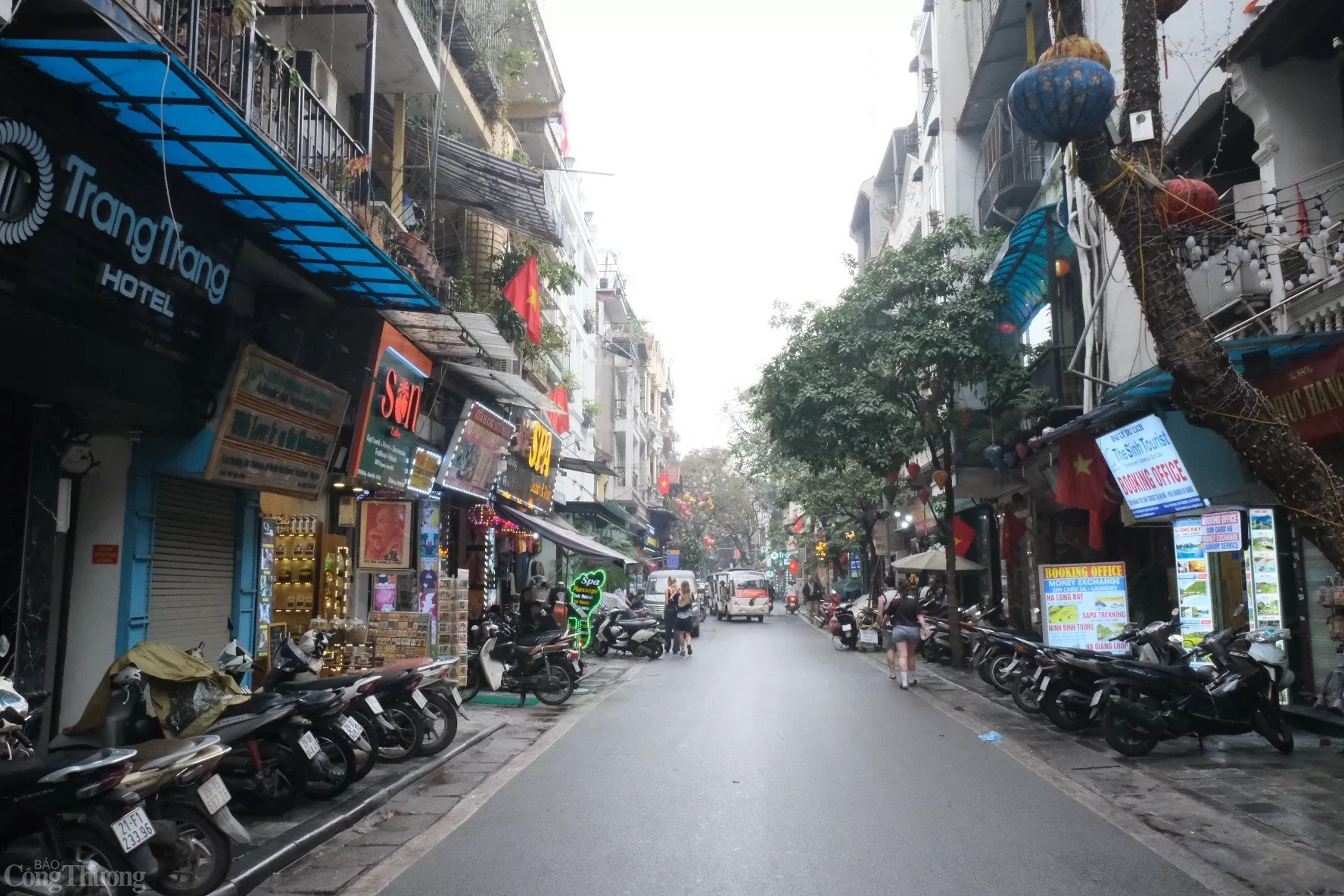 Phố Mã Mây trước kia nằm dọc theo bờ sông Hồng, là nơi trên bến dưới thuyền, sầm uất, thương mại diễn ra rất sôi nổi. Theo ghi chép, lúc bấy giờ, đoạn đầu đầu phố Hàng Mây chuyên bán đồ tre và song mây, đoạn gần phố Hàng Bạc bán vàng mã. Thời Pháp thuộc, còn gọi là phố Quân Cờ Đen. Nhiều thương gia trong nước và nước ngoài tụ họp, buôn bán rồi định cư sinh sống tại đây. Ngày nay, phố Mã Mây trở thành một trong những phố đông khách du lịch đến nhất ở Hà Nội. Ảnh: Lê An Phố Mã Mây trước kia nằm dọc theo bờ sông Hồng, là nơi trên bến dưới thuyền, sầm uất, thương mại diễn ra rất sôi nổi. Theo ghi chép, lúc bấy giờ, đoạn đầu đầu phố Hàng Mây chuyên bán đồ tre và song mây, đoạn gần phố Hàng Bạc bán vàng mã. Thời Pháp thuộc,