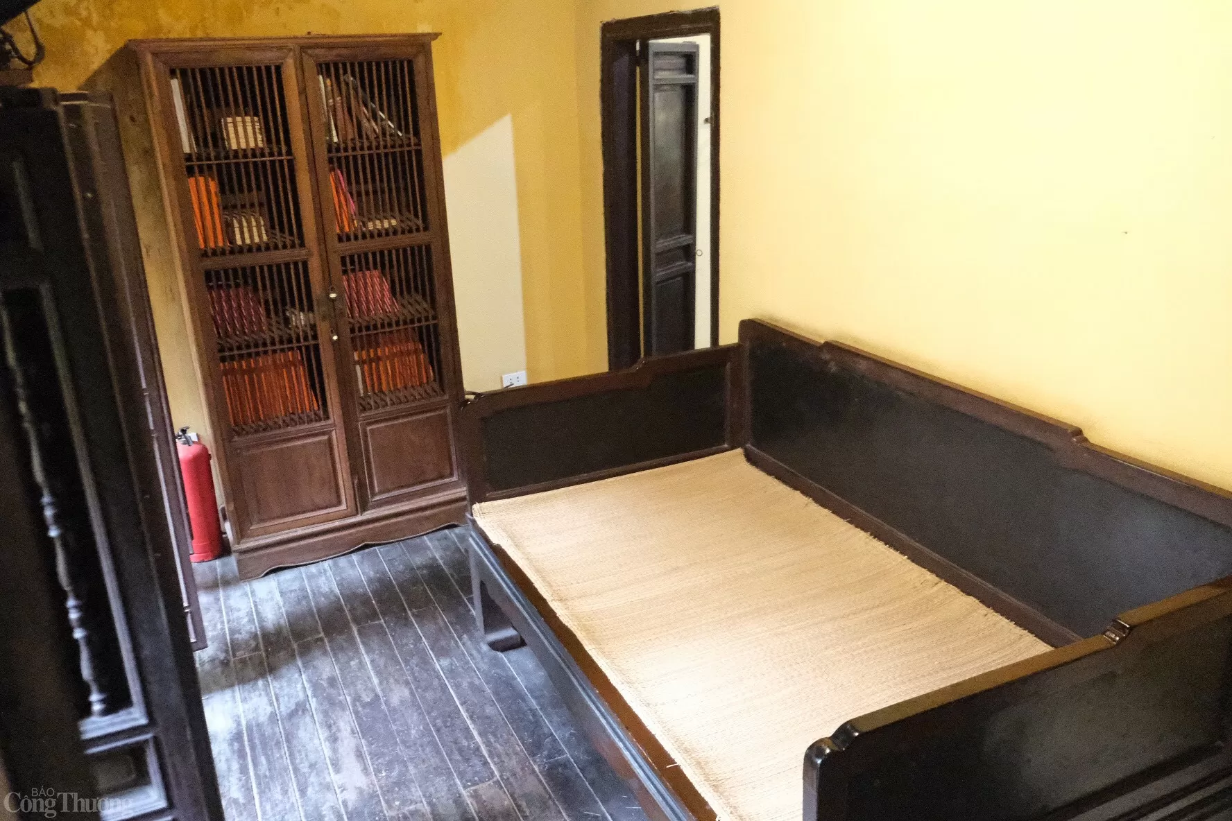 Ngôi nhà số 87 phố Mã Mây mang vẻ đẹp cũ kĩ, giản dị tựa như những nét vẽ hay gặp trong tranh. Đây là một trong số rất ít những nhà cổ còn sót lại ở Hà Nội. Một căn nhà nhỏ bằng gỗ nâu với nước sơn màu vàng bỗng lọt thỏm ẩn hiện dưới tán cây đang độ thay lá giữa những hiện đại của đô thị với vô số tòa nhà cao tầng. Ngôi nhà số 87 phố Mã Mây mang vẻ đẹp cũ kĩ, giản dị tựa như những nét vẽ hay gặp trong tranh. Đây là một trong số rất ít những nhà cổ còn sót lại ở Hà Nội. Một căn nhà nhỏ bằng gỗ nâu với nước sơn màu vàng bỗng lọt thỏm ẩn hiện dưới tán cây đang độ thay lá giữa những hiện đại của đô thị với vô số tòa nhà cao tầng.
