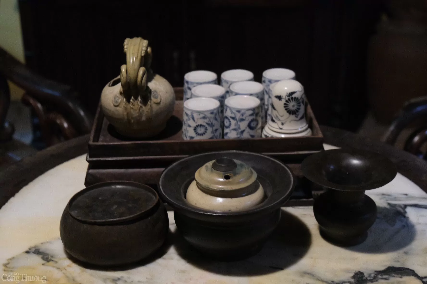 Bộ ấm trà mang những họa tiết truyền thống được trưng bày tại phòng khách của ngôi nhà. Ảnh: Lê An Bộ ấm trà mang những họa tiết truyền thống được trưng bày tại phòng khách của ngôi nhà. Ảnh: Lê An