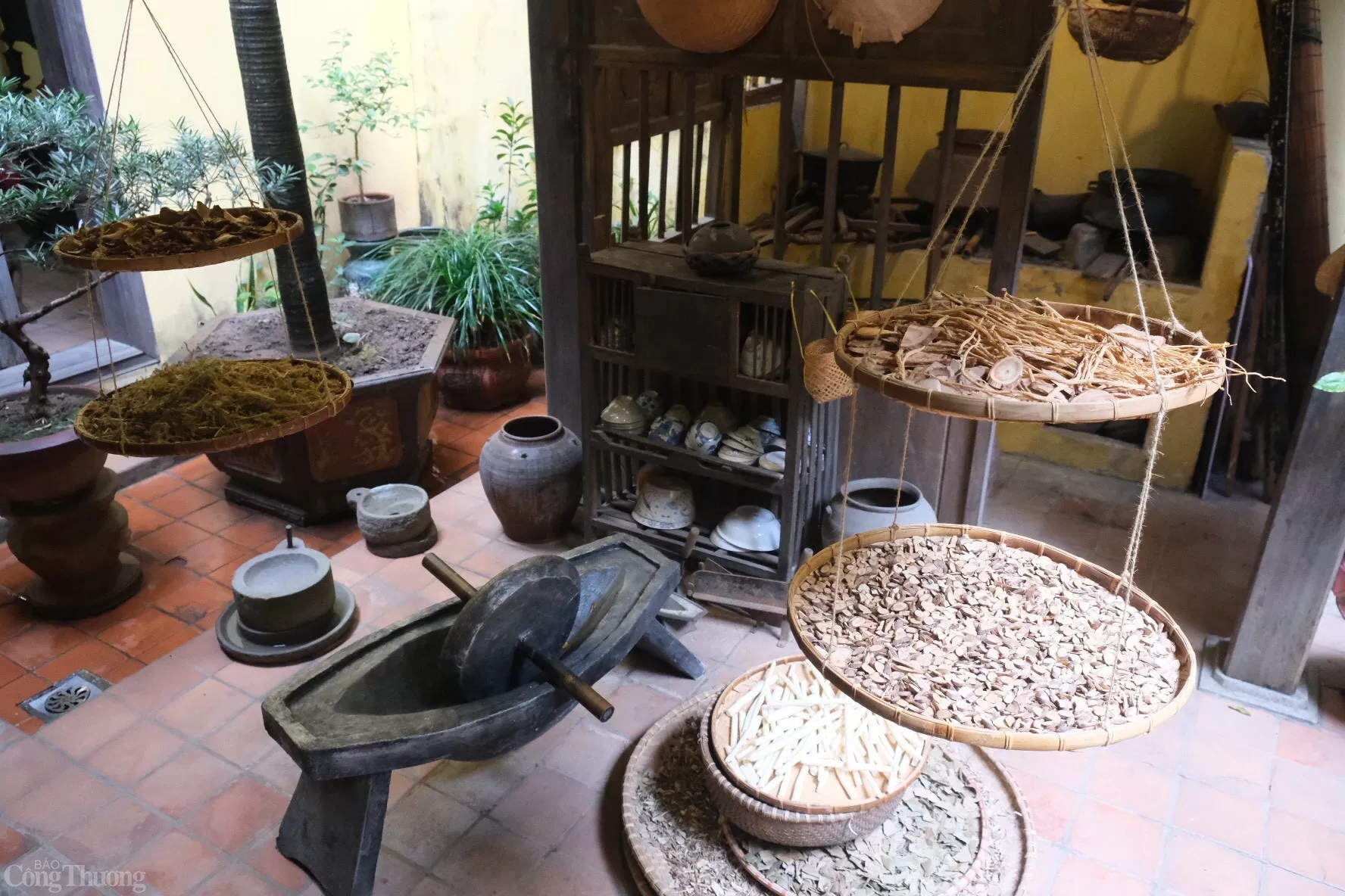 Vì từng có chủ sở hữu là thương gia buôn bán thuốc bắc, phía căn nhà cũng được tái hiện không gian làm thuốc. Ảnh: Lê An Vì từng có chủ sở hữu là thương gia buôn bán thuốc bắc, phía căn nhà cũng được tái hiện không gian làm thuốc. Ảnh: Lê An