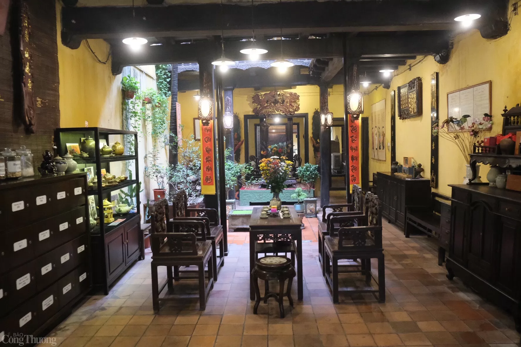 Ngôi nhà bắt đầu được trùng tu từ cuối năm 1998, hoàn thành vào ngày 27/10/1999 trong khuôn khổ hợp tác giữa thành phố Hà Nội và thành phố Toulouse (Pháp). Các gia đình được tái định cư ở nơi khác Trong quá trình sử dụng, người dân đã làm thay đổi cấu trúc truyền thống ngôi nhà như thêm vách ngăn, xây dựng nhà 3 tầng ở bên trong. Tuy nhiên, cấu trúc ngôi nhà vẫn được giữ nguyên với những lớp nhà và những khoảng sân trong. Công trình được bảo tồn và khôi phục lại dáng vẻ ban đầu.. Ảnh: Lê An Ngôi nhà bắt đầu được trùng tu từ cuối năm 1998, hoàn thành vào ngày 27/10/1999 trong khuôn khổ hợp tác giữa thành phố Hà Nội và thành phố Toulouse (Pháp). Các gia đình được tái định cư ở nơi khác Trong quá trình sử dụng, người dân đã làm thay đổi cấu trú