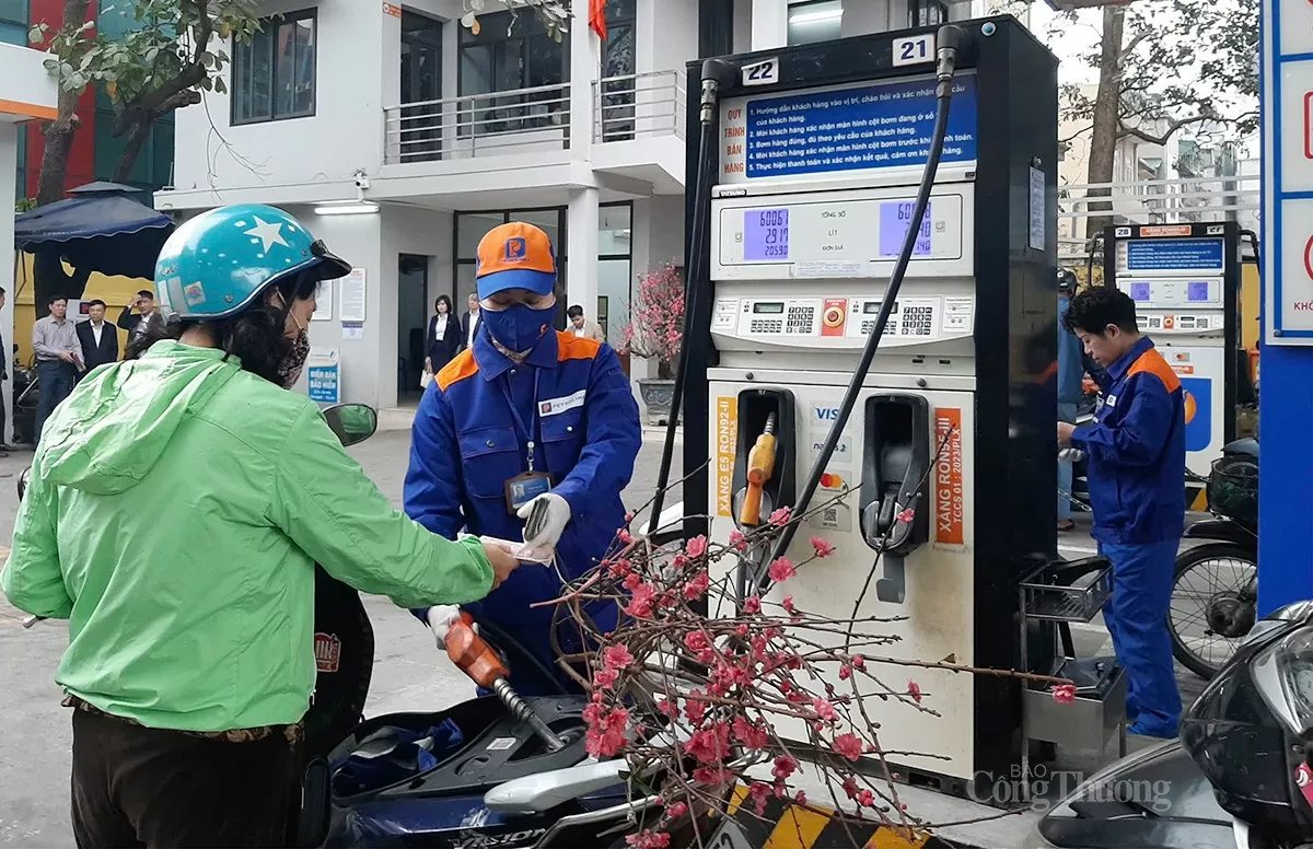 Người dân mua xăng tại cây xăng Nam Đồng