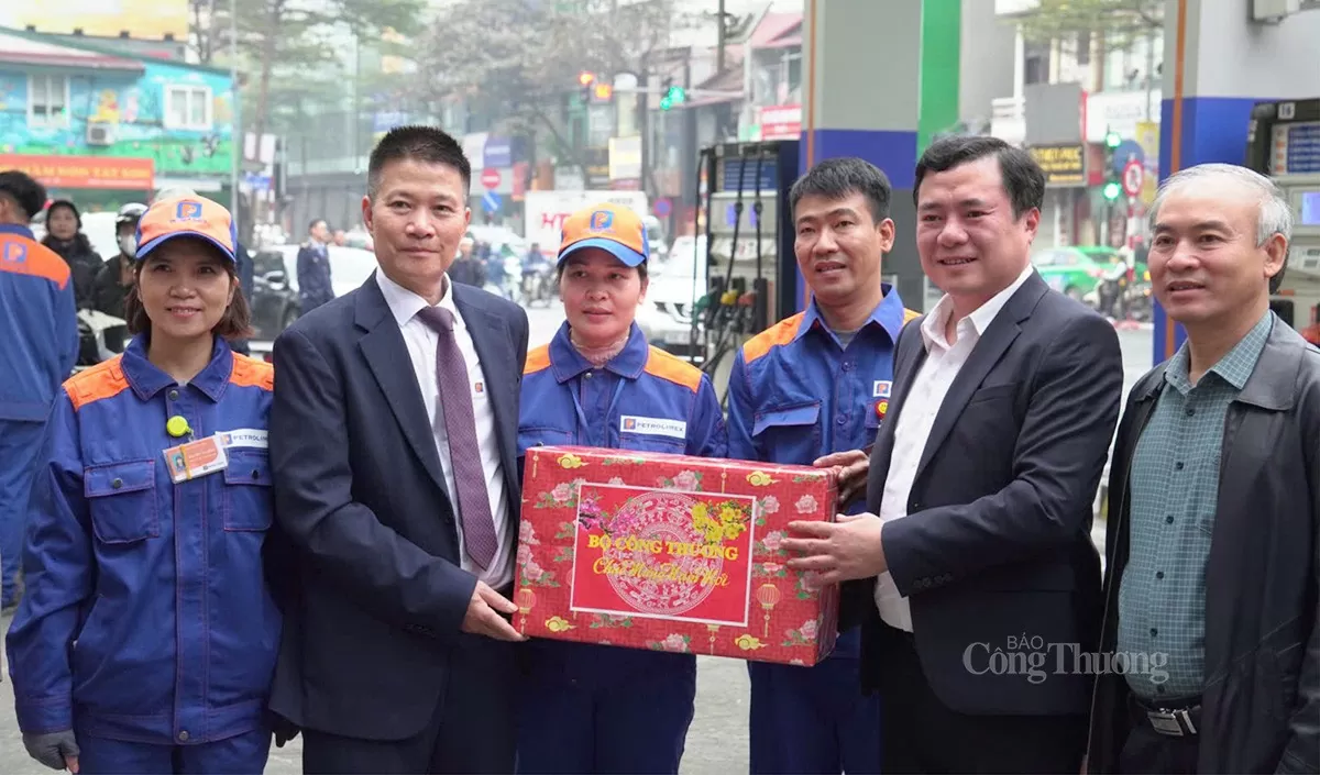 Tại buổi làm việc, Thứ trưởng Nguyễn Sinh Nhật Tân thay mặt Bộ Công Thương tặng quà cho cán bộ nhân viên tại cây xăng Nam Đồng