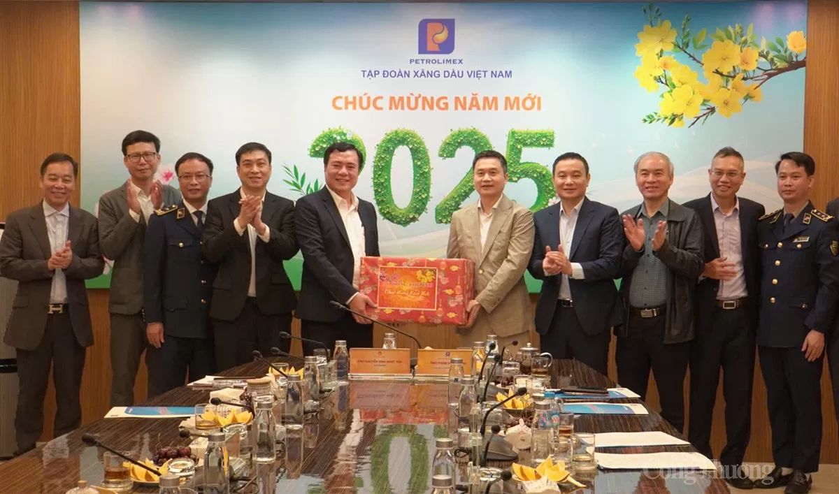 Tại buổi làm việc, Thứ trưởng Nguyễn Sinh Nhật Tân thay mặt Bộ Công Thương tặng quà cho Tập đoàn Xăng dầu Việt Nam (Petrolimex)