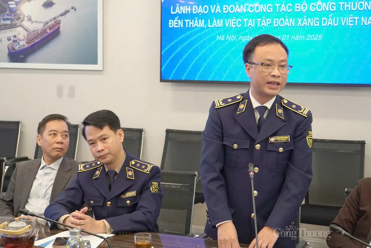 ông Dương Mạnh Hùng – Phó Cục trưởng Cục Quản lý thị trường Hà Nội phát biểu tại buổi làm việc