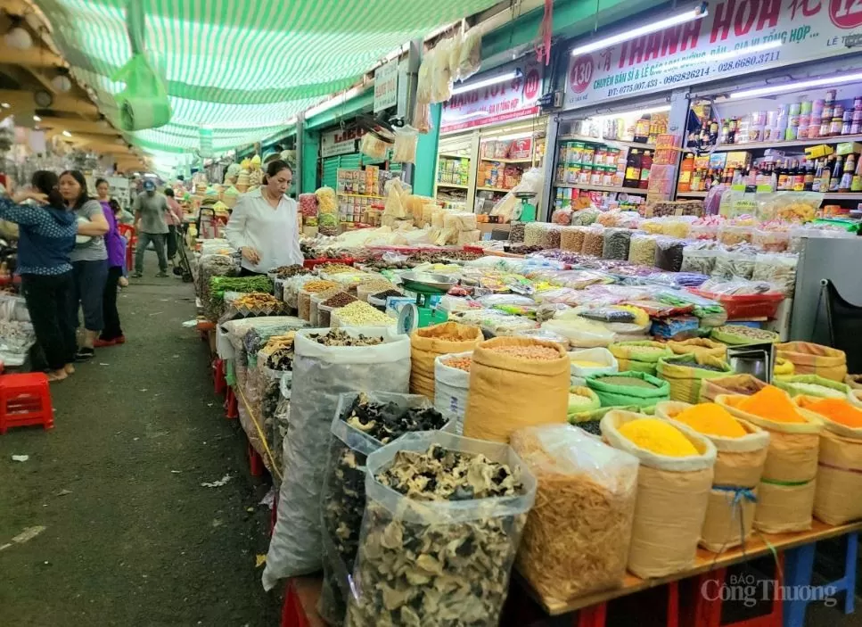 Một gia hàng bán gia vị tại chợ Bình Tây