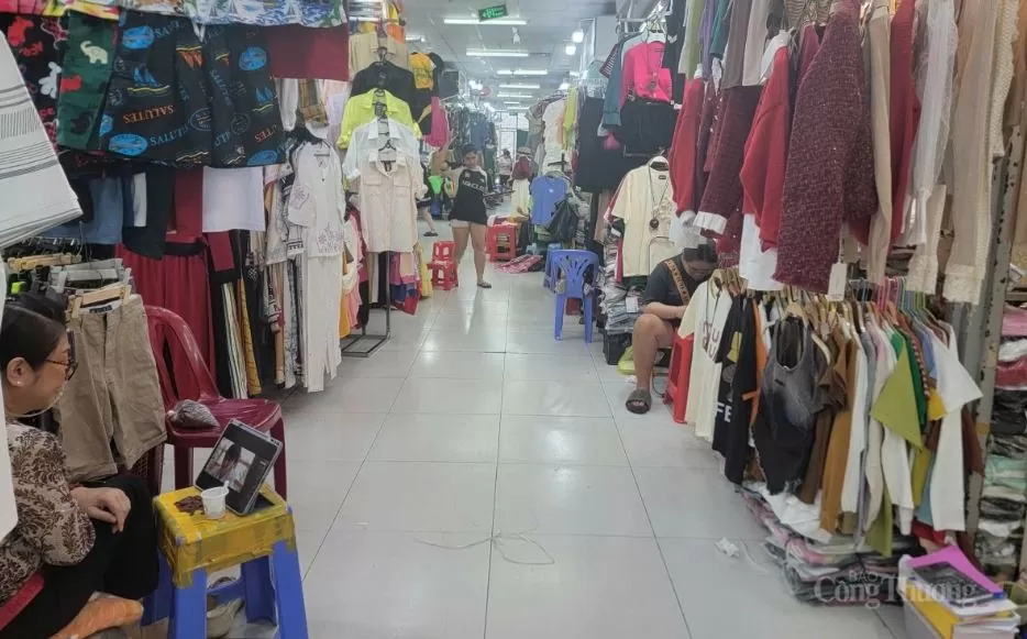 Vắng khách, nhiều tiểu chợ An Đông ngồi chơi điện thoại.