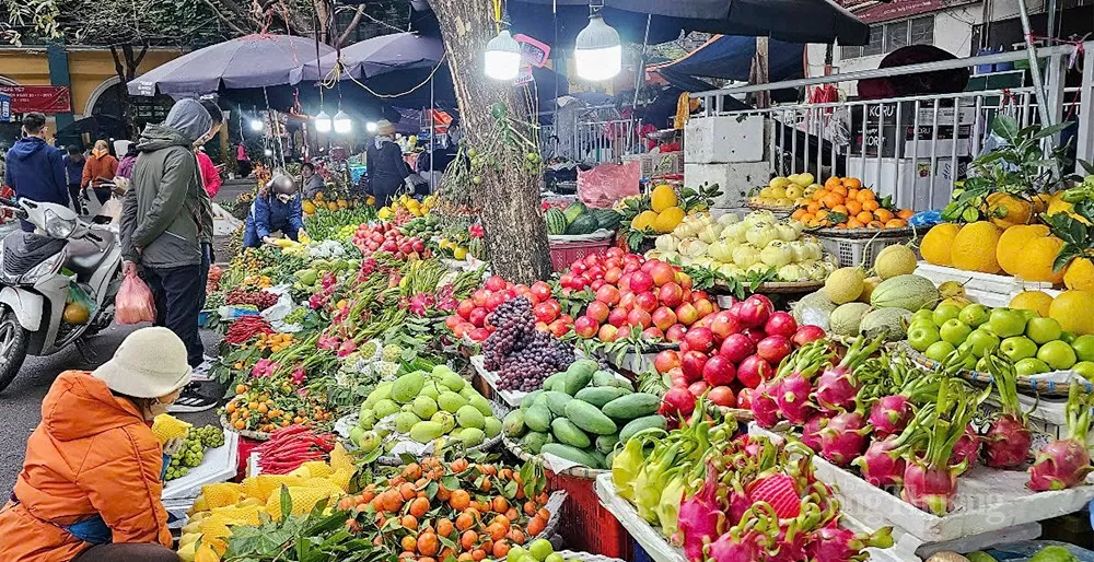 Giá một số loại trái cây ngon để trưng cúng trong dịp Tết như cam canh, quýt đường, thanh long, xoài cát Hòa Lộc, vú sữa... tăng nhẹ so với ngày thường. 