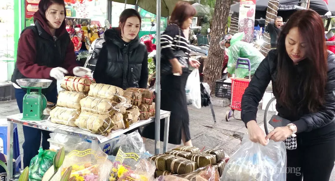 Người tiêu dùng Thủ đô mua sắm Tết Nguyên đán Ất Tỵ tại chợ dân sinh Hà Nội