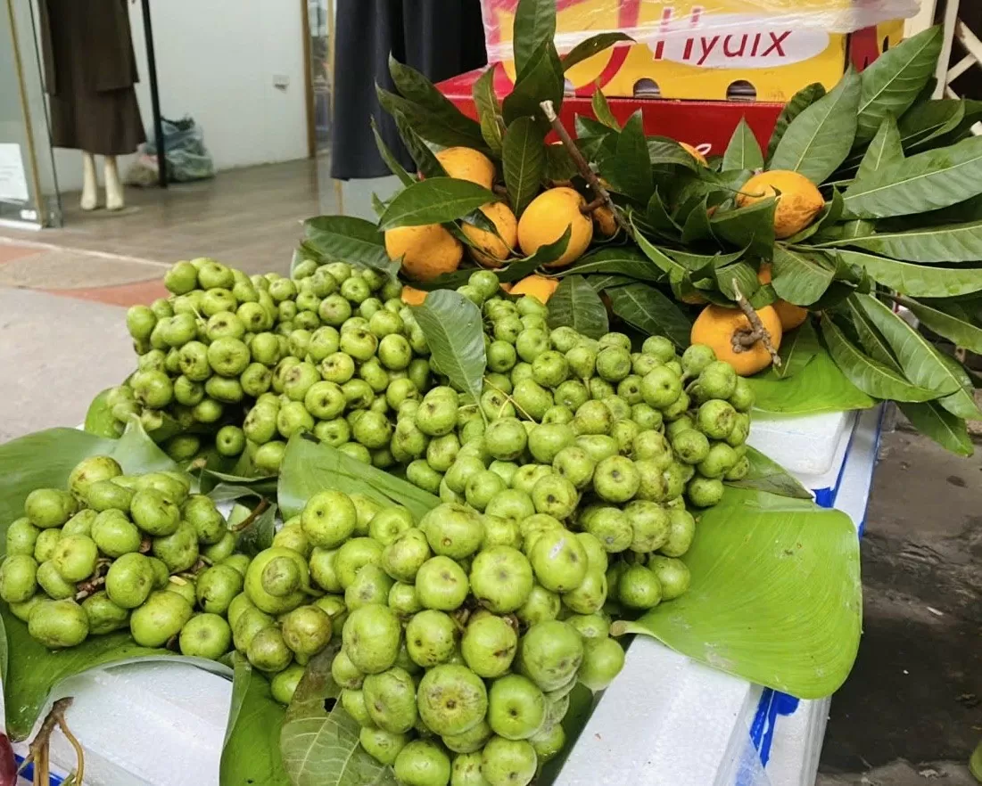 Nhiều loại trái cây nội truyền thống trong mâm ngũ quả như trái sung, trái leekima. Ảnh: Nguyễn Vân