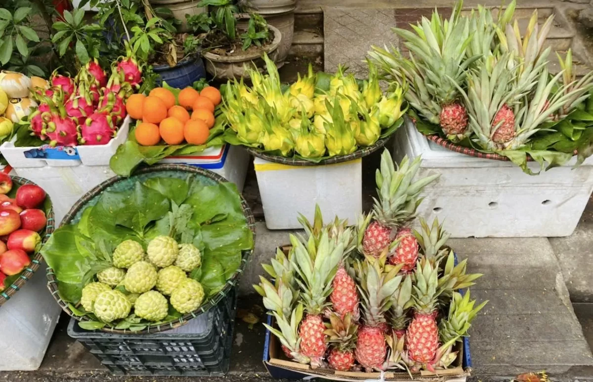 Đa dạng loại trái cây cho người mua lựa chọn bày mâm ngũ quả. Ảnh: Nguyễn Vân