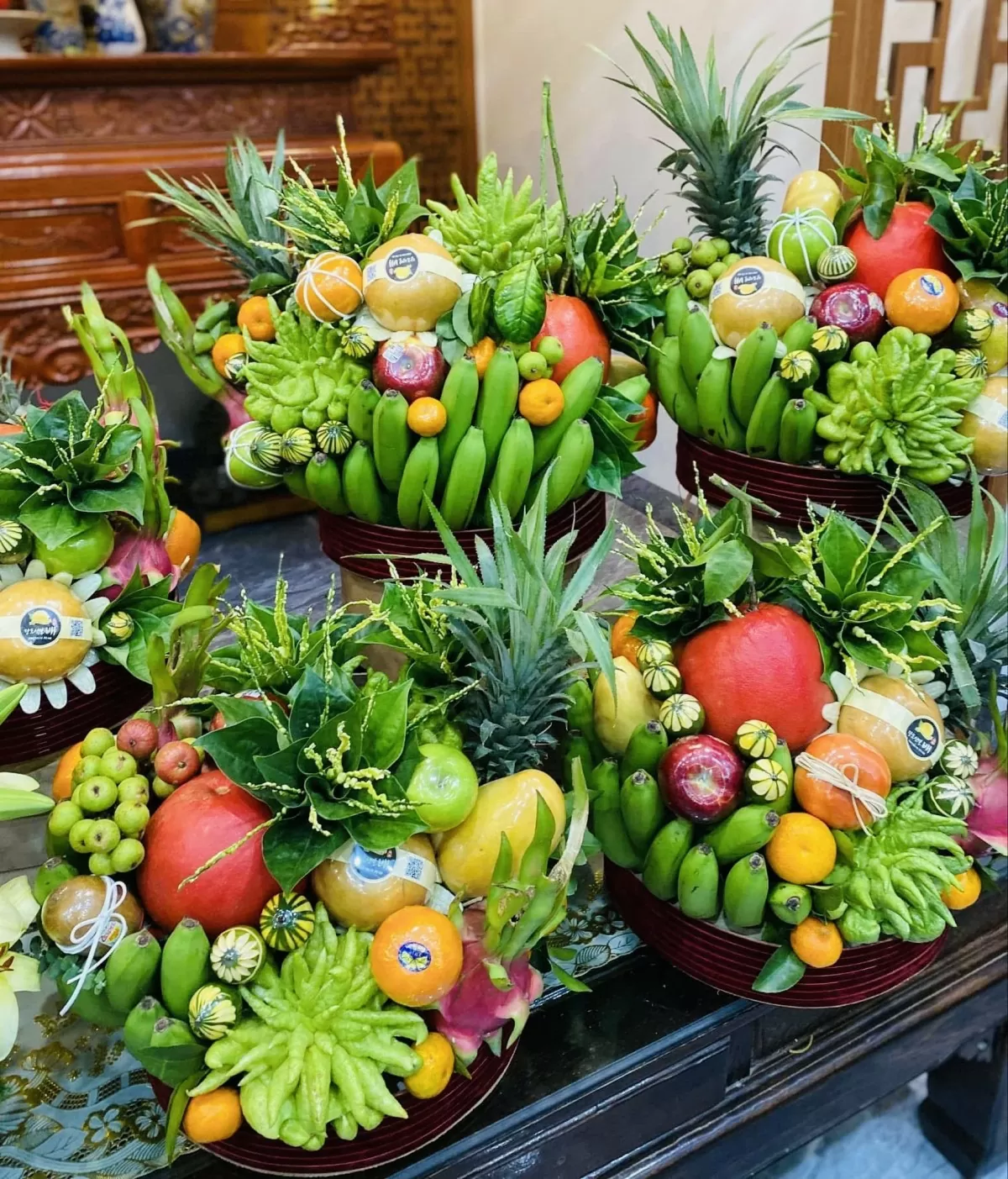 Mâm ngũ quả ngày Tết bày sẵn được nhiều người tiêu dùng lựa chọn vì sự tiện lợi, mẫu mã đẹp. Ảnh: Nguyễn Vân