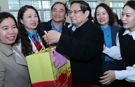 Thủ tướng thăm, tặng quà gia đình chính sách tại Thanh Hóa