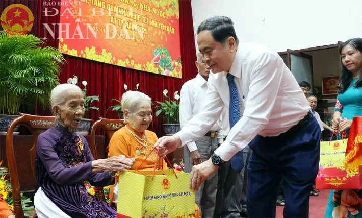 Chủ tịch Quốc hội Trần Thanh Mẫn tặng quà Tết gia đình chính sách, người có công với cách mạng; hộ gia đình nghèo trên địa bàn TP. Cần Thơ. Ảnh: Nguyễn Hành