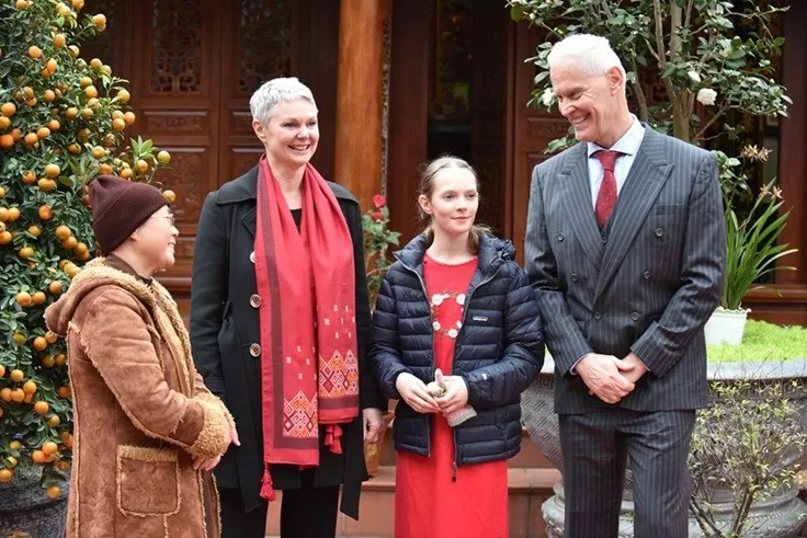 Gia đình Đại sứ Hilde Solbakken tham quan làng cổ Đường Lâm dịp Tết Nguyên đán 2024. Ảnh: Vy Anh