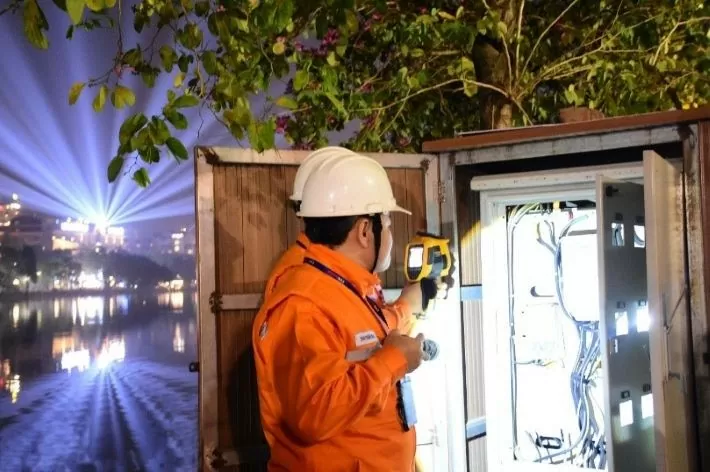    Công ty Điện lực Hoàn Kiếm thực hiện đảm bảo điện tại khu vực bắn pháo hoa tại hồ Hoàn Kiếm