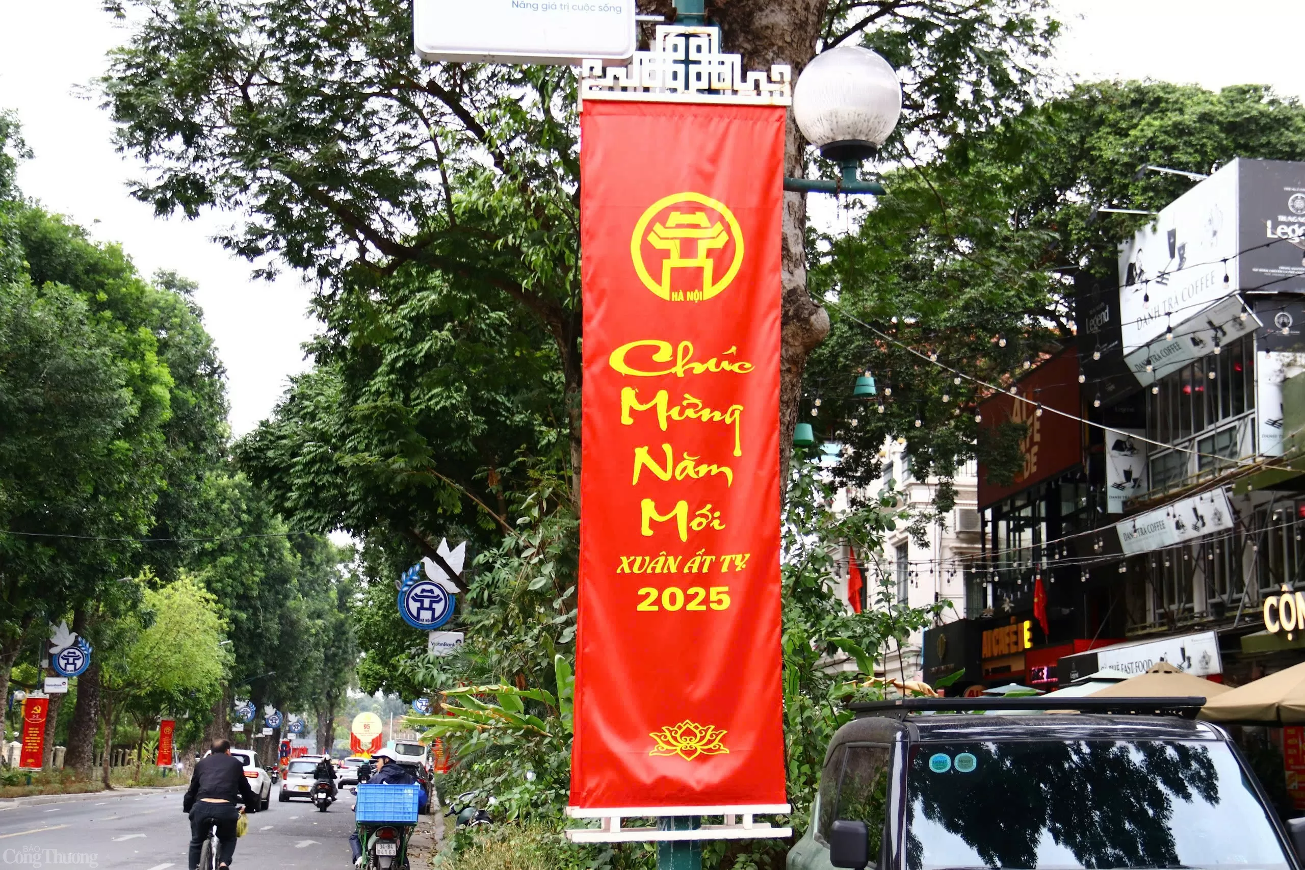 Phố phường Hà Nội trang hoàng rực rỡ chào đón Xuân Ất Tỵ 2025