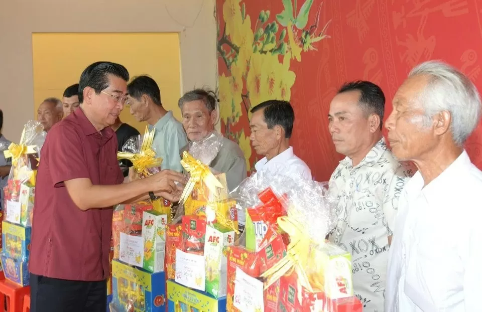 Võ Văn Dũng - Phó Trưởng ban Thường trực Ban Nội chính Trung ương thăm hỏi và tặng quà tết cho người dân vùng căn cứ Cái Chanh.