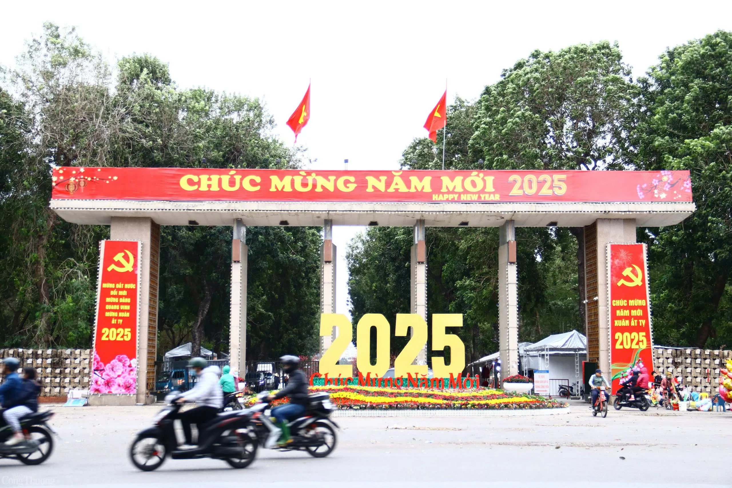 Phố phường Hà Nội trang hoàng rực rỡ chào đón Xuân Ất Tỵ 2025