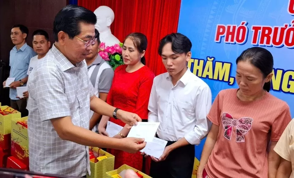 Võ Văn Dũng - Phó Trưởng ban Thường trực Ban Nội chính Trung ương trao tặng quà cho các công nhân, lao động tỉnh Bạc Liêu.