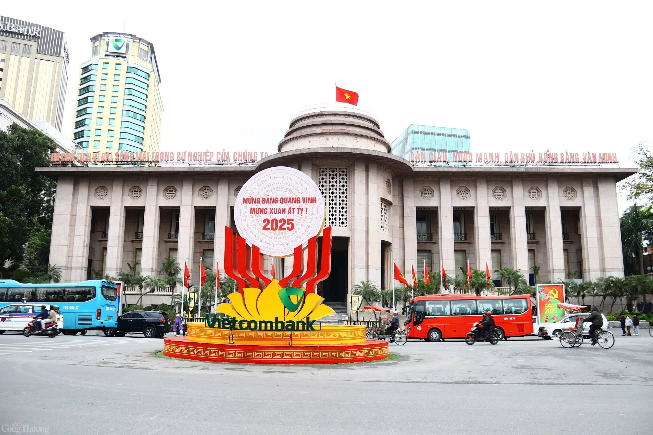 Phố phường Hà Nội trang hoàng rực rỡ chào đón Xuân Ất Tỵ 2025