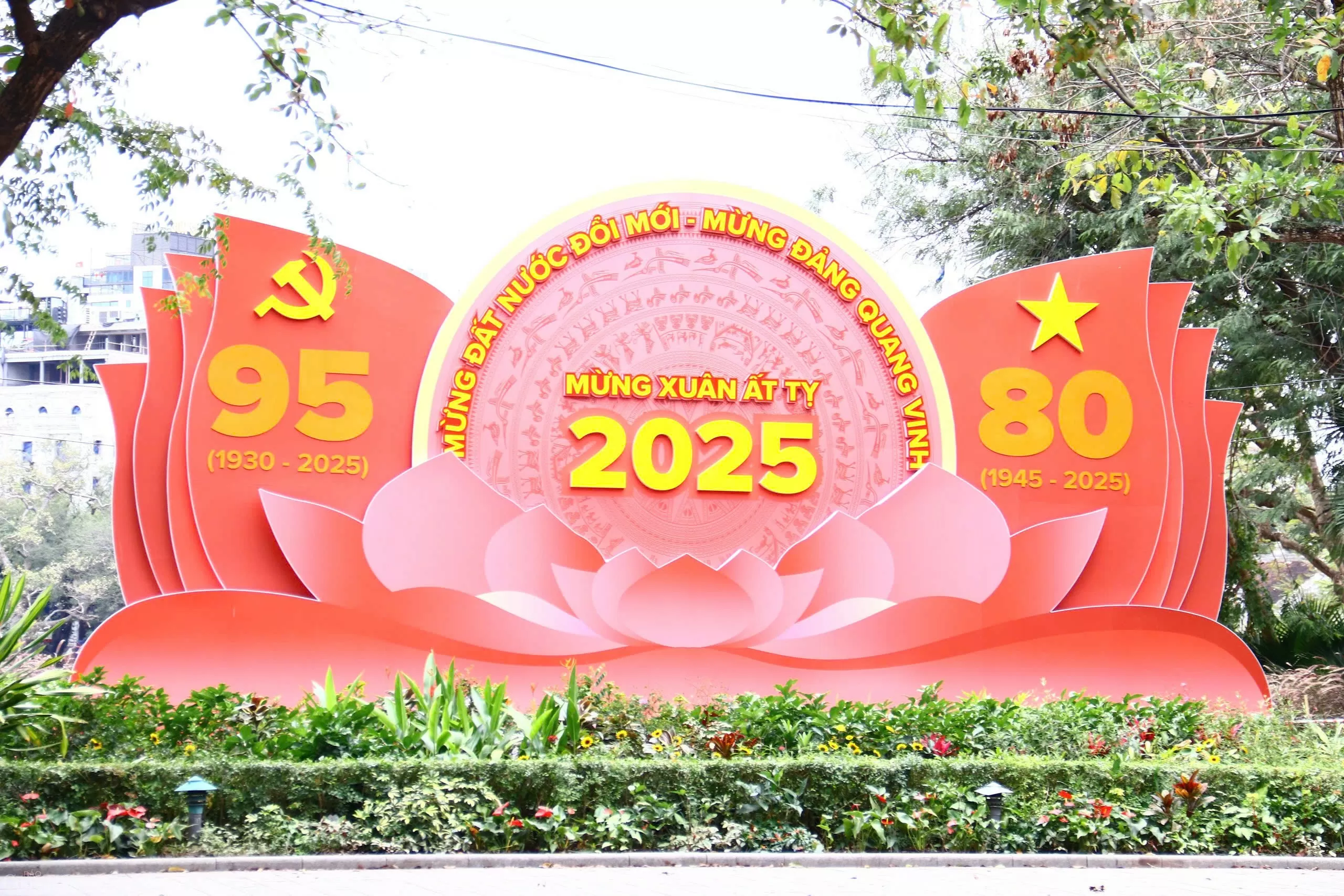 Phố phường Hà Nội trang hoàng rực rỡ chào đón Xuân Ất Tỵ 2025