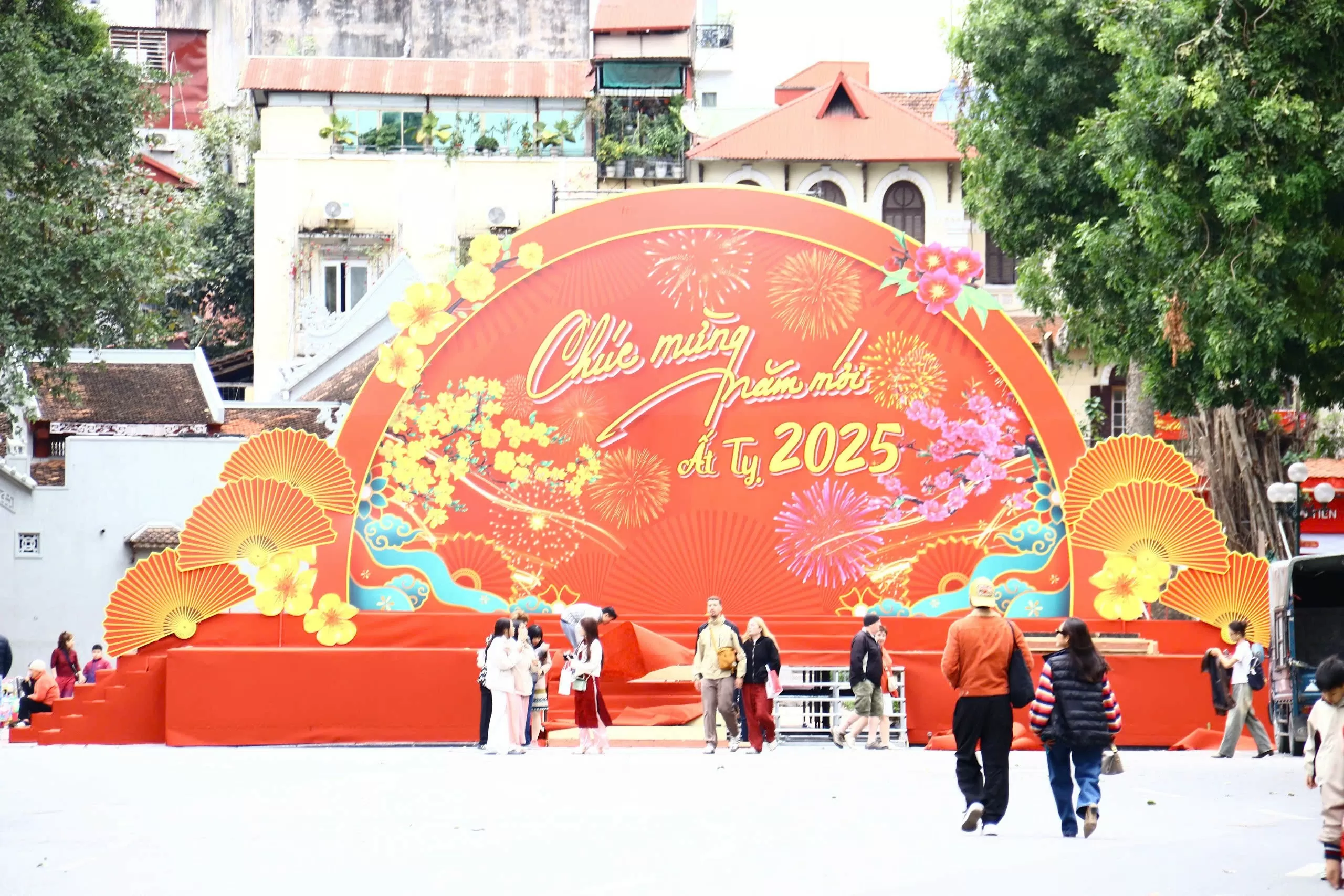 Phố phường Hà Nội trang hoàng rực rỡ chào đón Xuân Ất Tỵ 2025