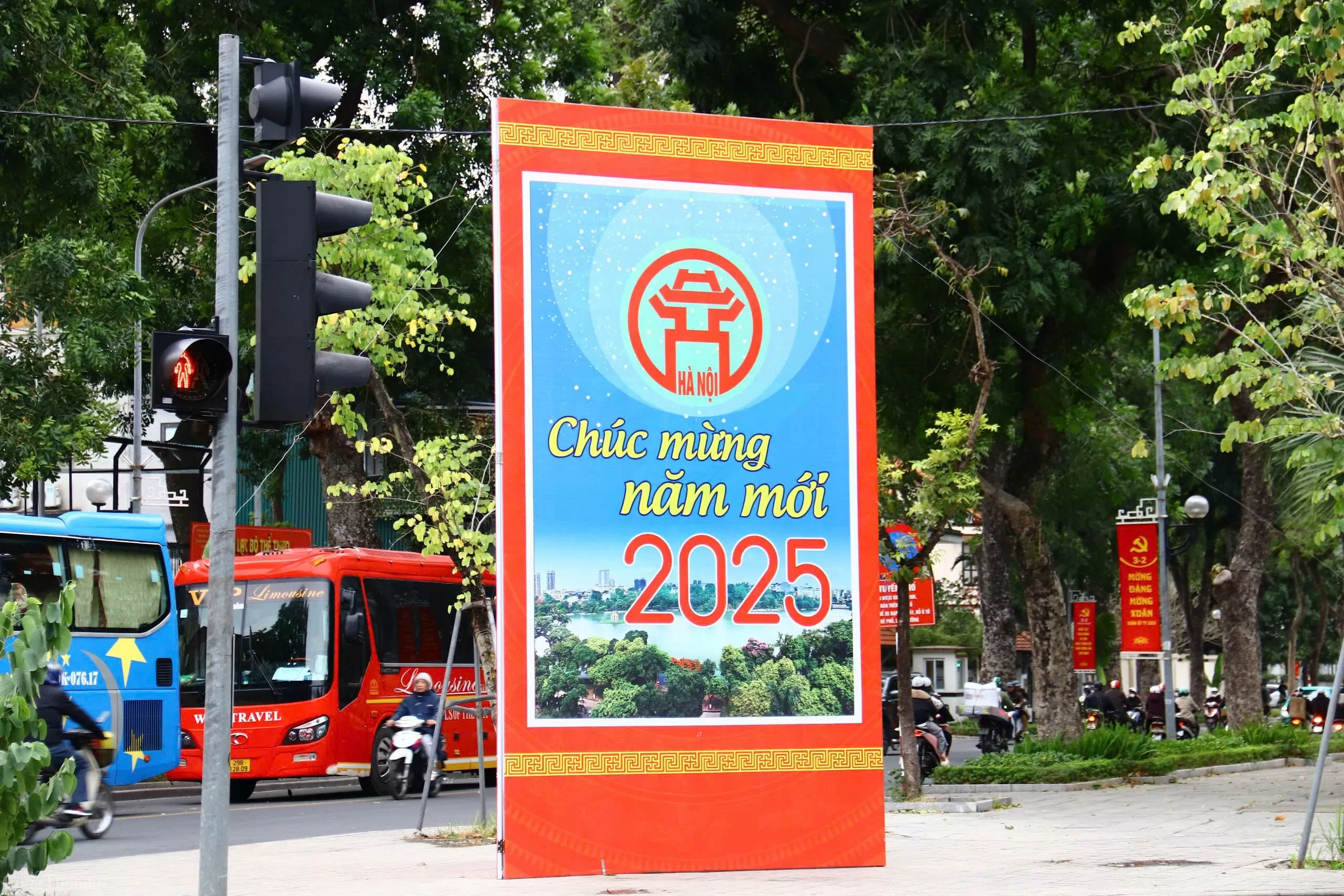 Phố phường Hà Nội trang hoàng rực rỡ chào đón Xuân Ất Tỵ 2025