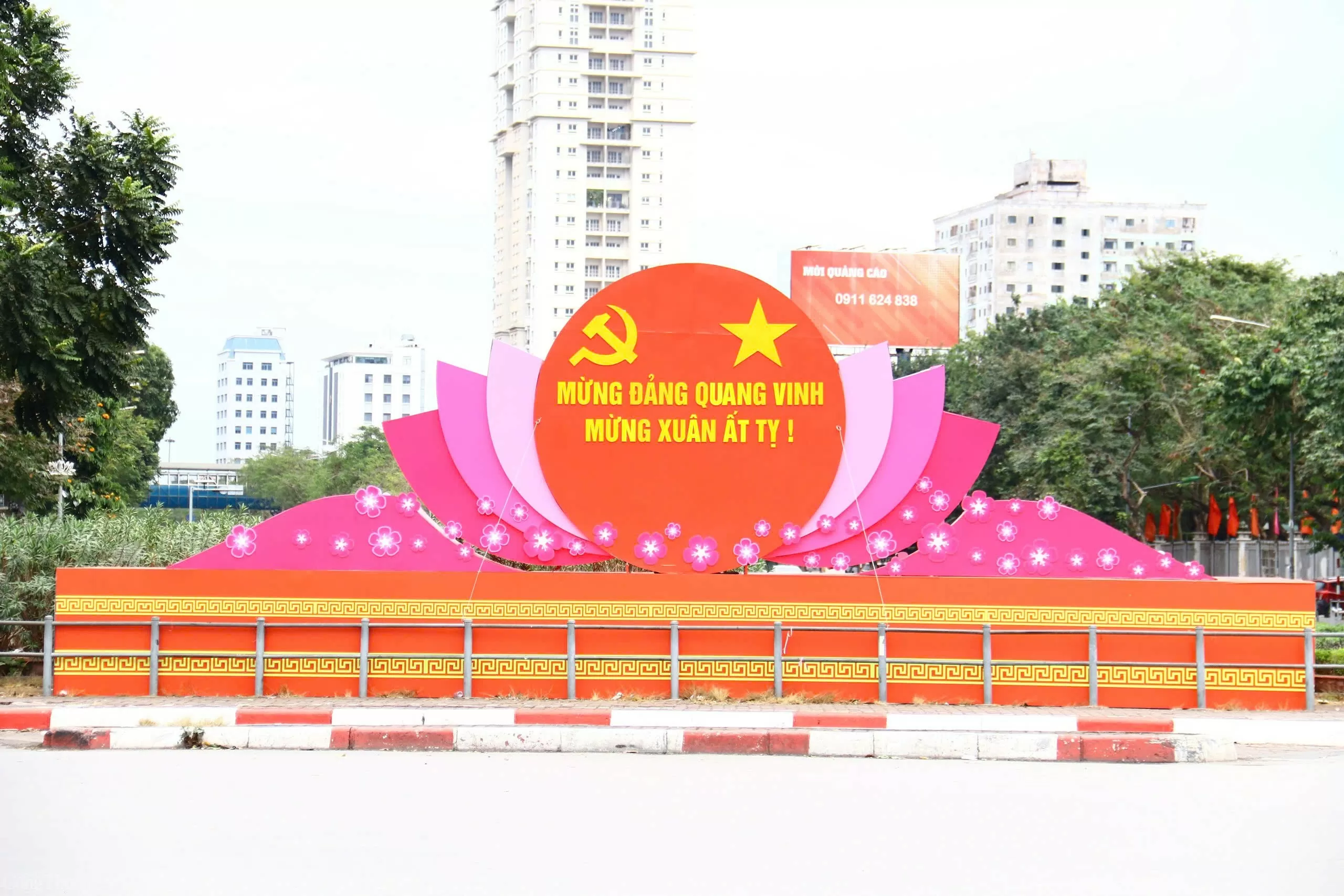 Phố phường Hà Nội trang hoàng rực rỡ chào đón Xuân Ất Tỵ 2025