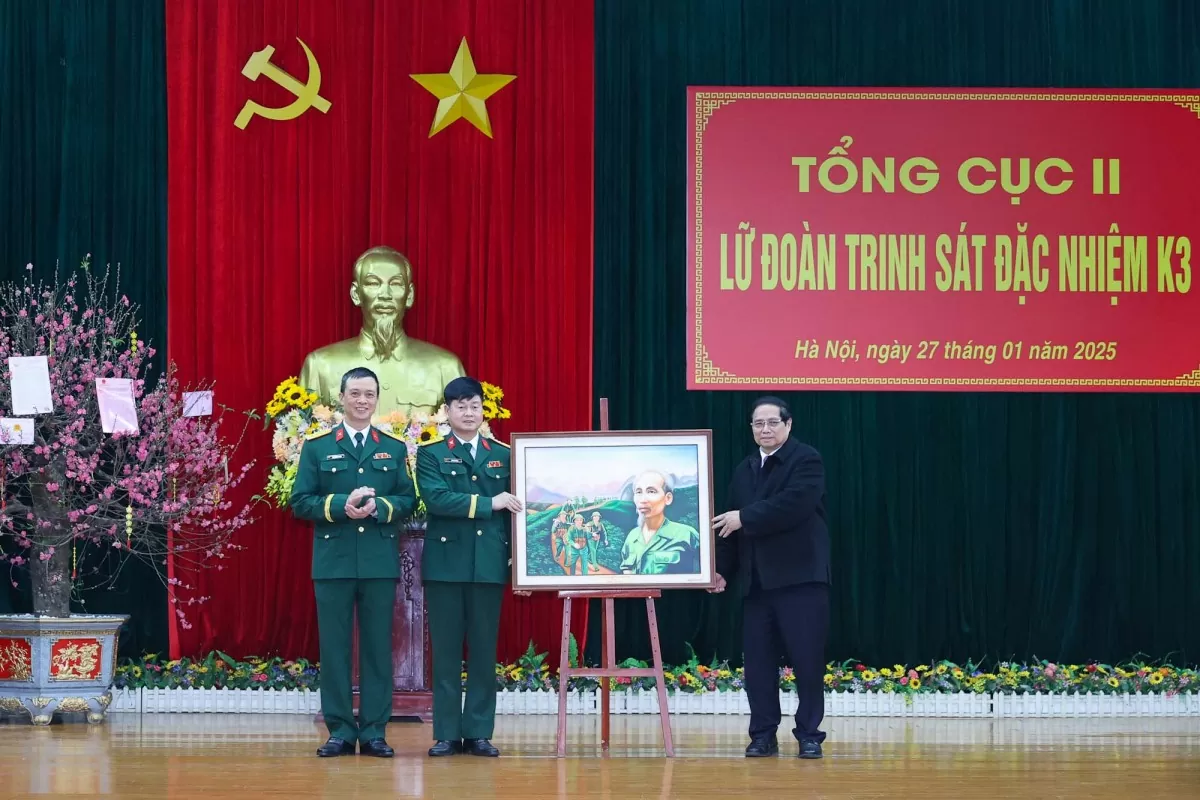 Thủ tướng Phạm Minh Chính tặng quà cán bộ, chiến sĩ Lữ đoàn K3, Tổng cục II - Ảnh: VGP/Nhật Bắc