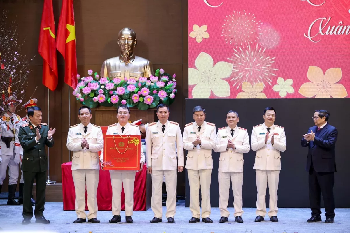 Thủ tướng Phạm Minh Chính tặng quà cán bộ, chiến sĩ Cục An ninh điều tra - Ảnh: VGP/Nhật Bắc