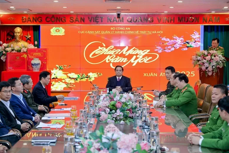 Thủ tướng Phạm Minh Chính thăm, kiểm tra công tác ứng trực và chúc Tết cán bộ, chiến sĩ Cục Cảnh sát quản lý hành chính về trật tự xã hội - Ảnh: VGP/Nhật Bắc
