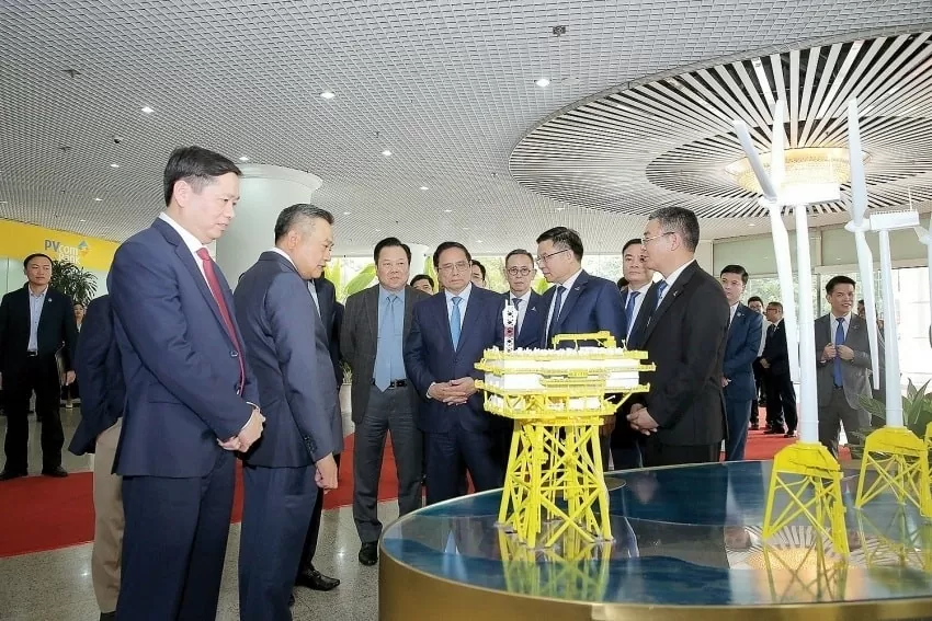 Chủ tịch HĐTV Petrovietnam Lê Mạnh Hùng báo cáo với Thủ tướng Chính phủ Phạm Minh Chính về hoạt động SXKD.