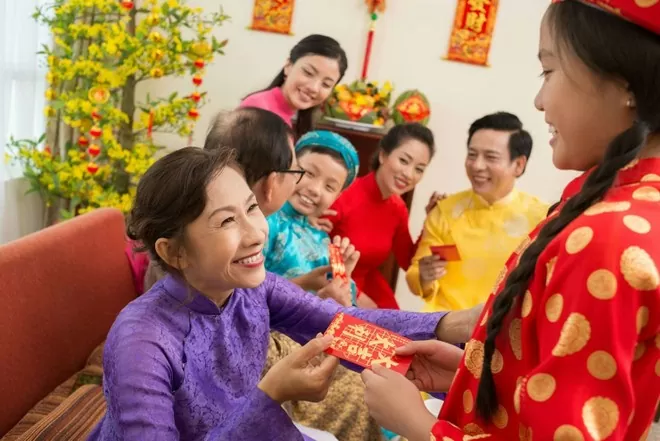 Người xông đất thường là người có tuổi hợp với gia chủ, tính cách hòa nhã và mang lại năng lượng tích cực.