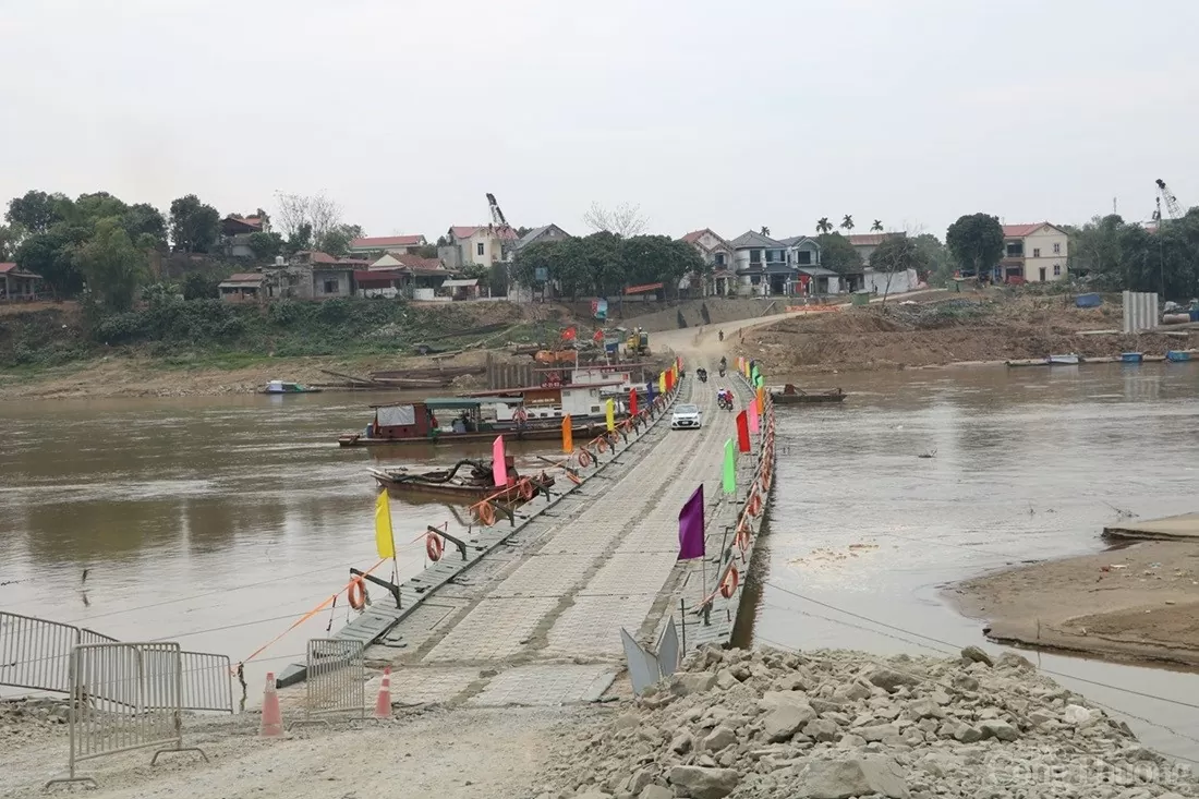Cầu phao Phong Châu nhộn nhịp ngày 29 Tết