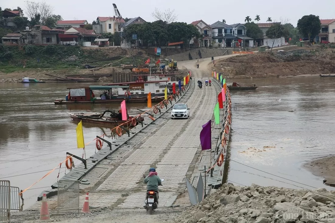 Cầu phao Phong Châu nhộn nhịp ngày 29 Tết